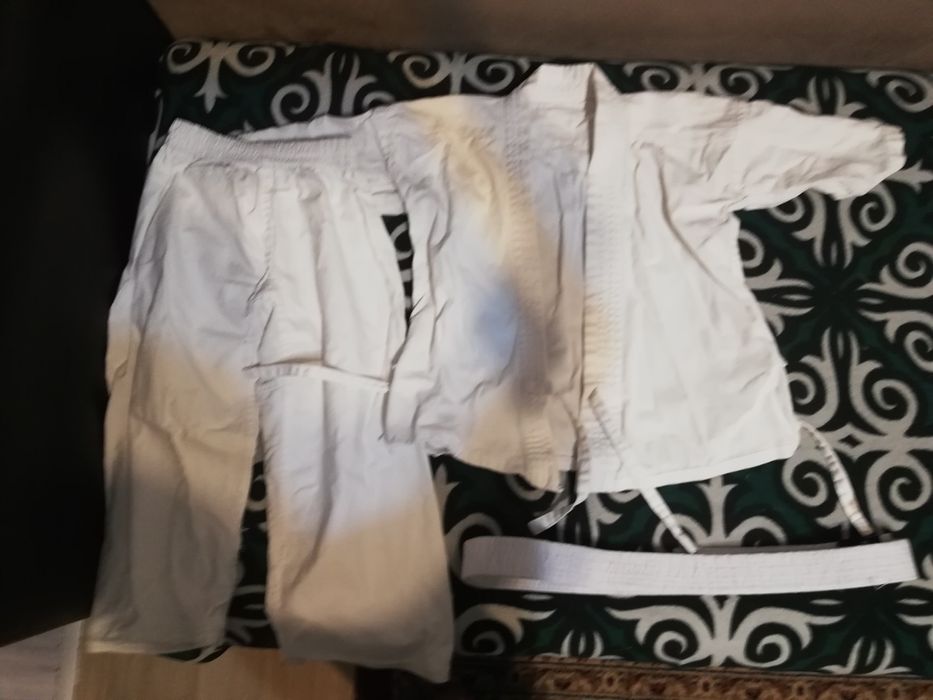 кимоно с белым поясом