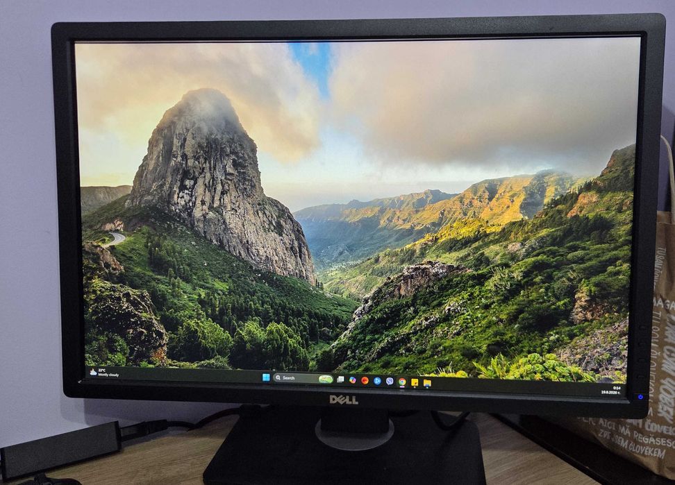 Монитор 24" Dell UltraSharp U2412M / IPS / 16:10 / Перфектен
