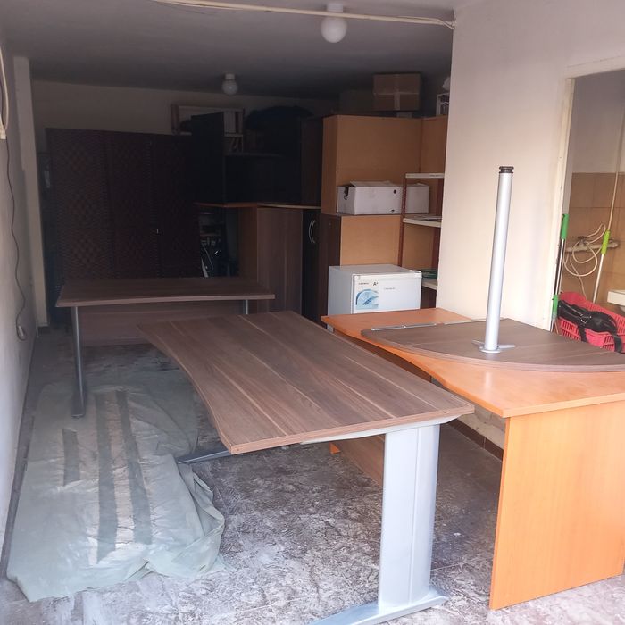 Офис оборудване хладилник бюра стол