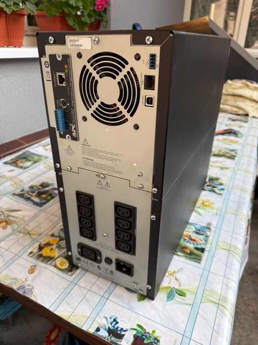 APC Smart-UPS 3000VA LCD 230V