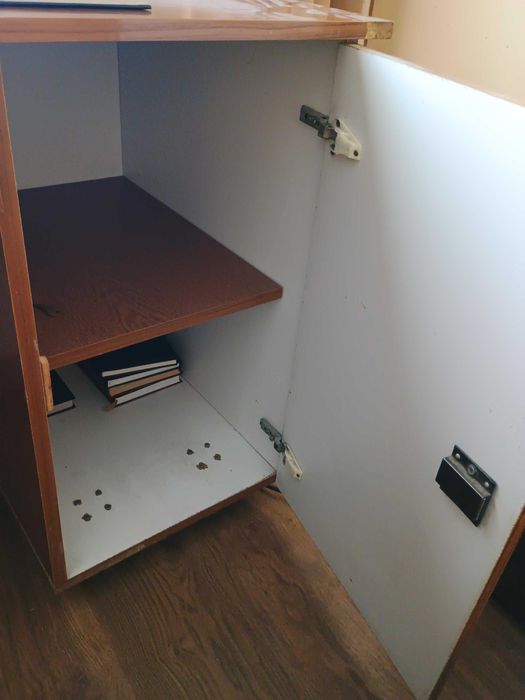 Дървено бюро със заключващи се чекмеджета