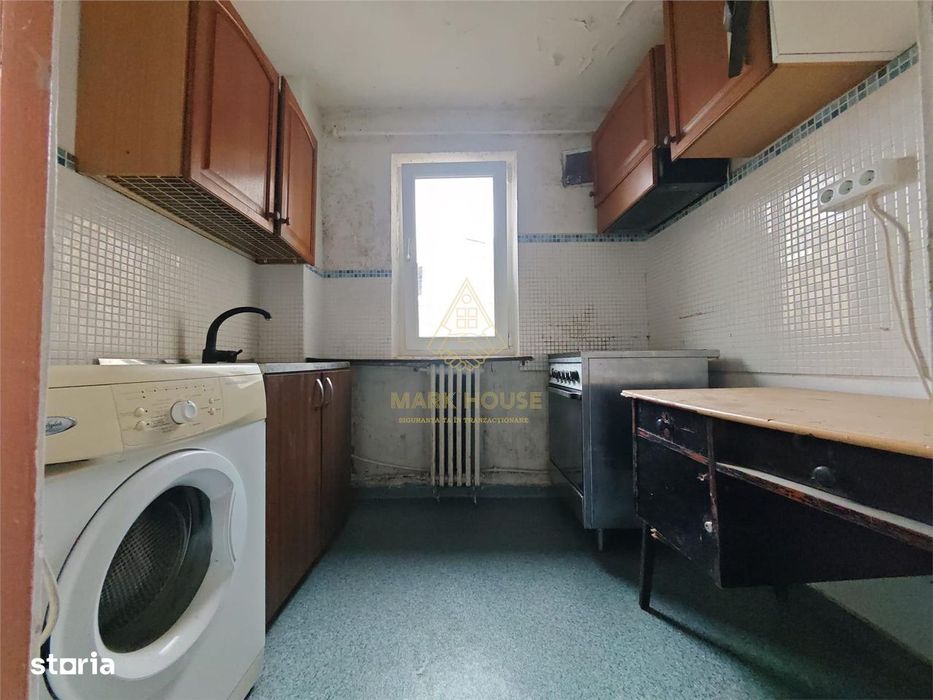 Apartament cu 3 camere de vanzare, zona Milcov
