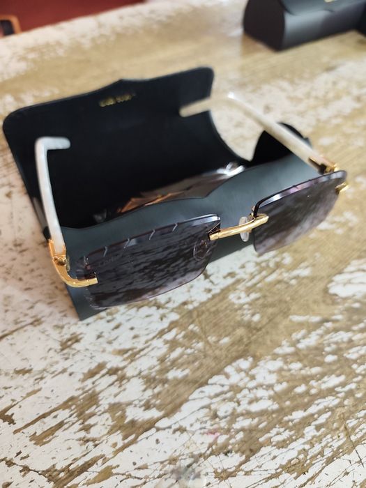 Ochelarii de soare emblematici Cartier din corn de bivol alb.
