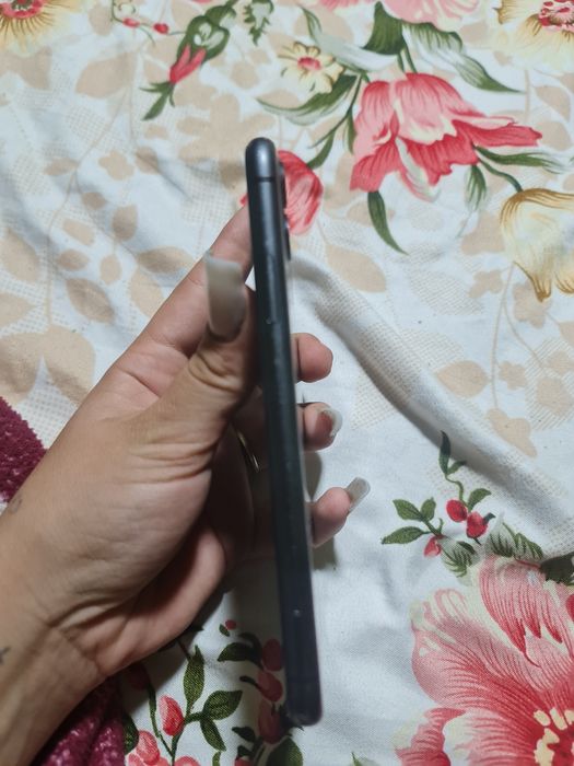 Vand iphone 11 PENTRU PIESE mentionez E STRICAT