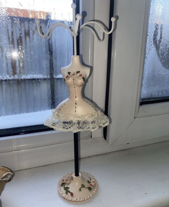 Вешалка для украшений