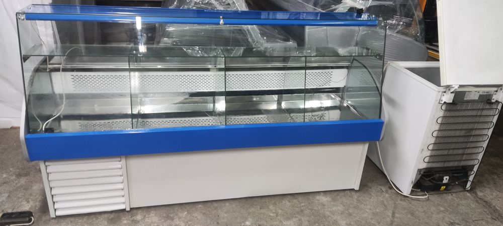 Хладилна щандова витрина