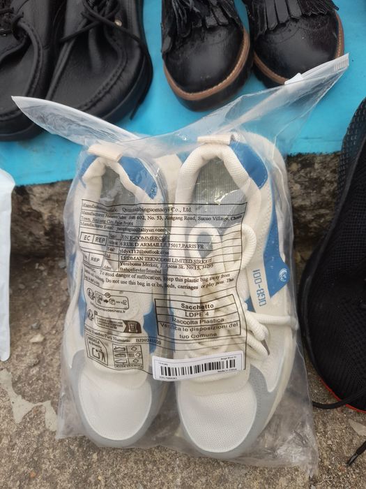 Adidași de calitate nr 41 preț 90 de lei.