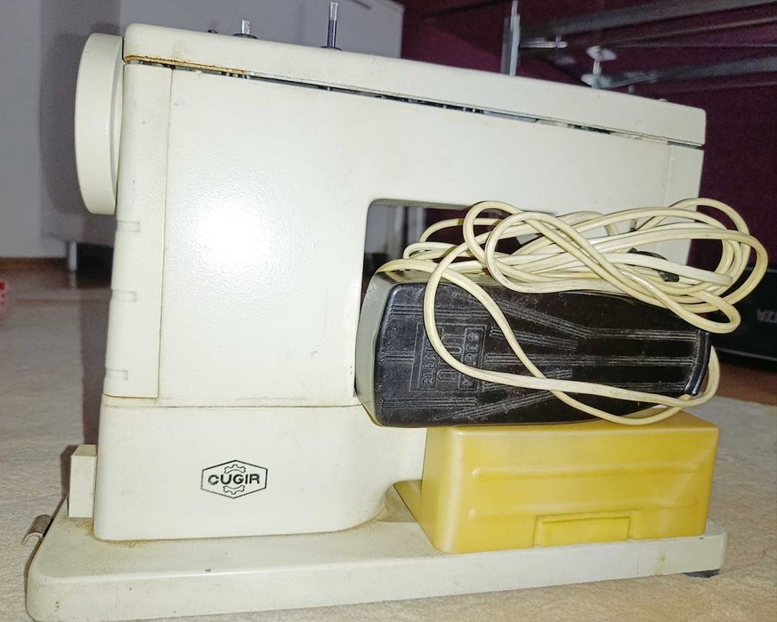 Mașina de cusut electrica , Nicoleta. Aproape noua. Cu pedala