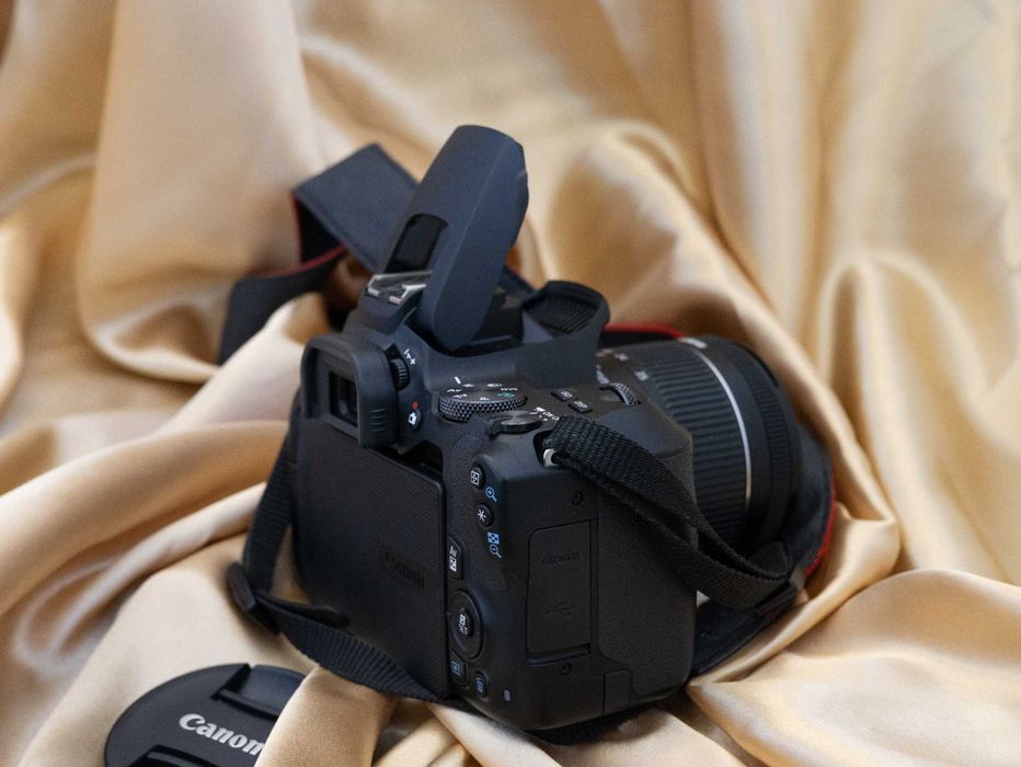 Canon EOS 250D с обектив Canon EF-S 18-55mm