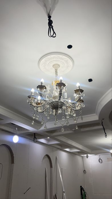 Продам люстру в зал очень подходит