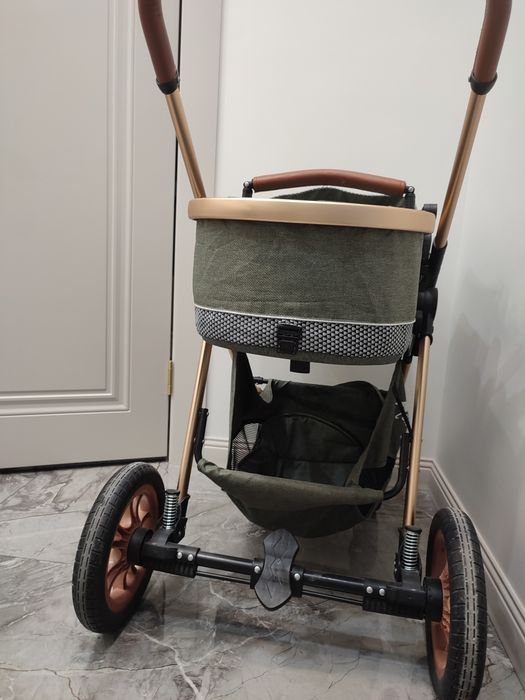 Коляска зелёного цвета