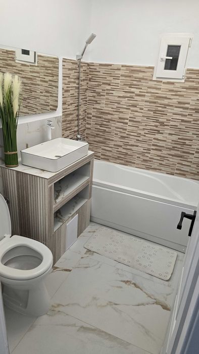 Apartament cu 3 camere Decomandat 2 bai 70 mp pe mijloc 62500