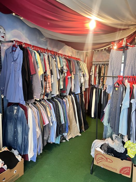 Vand stoc total de haine second-hand