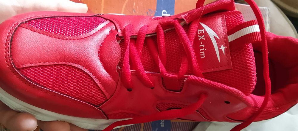 Женские кроссовки