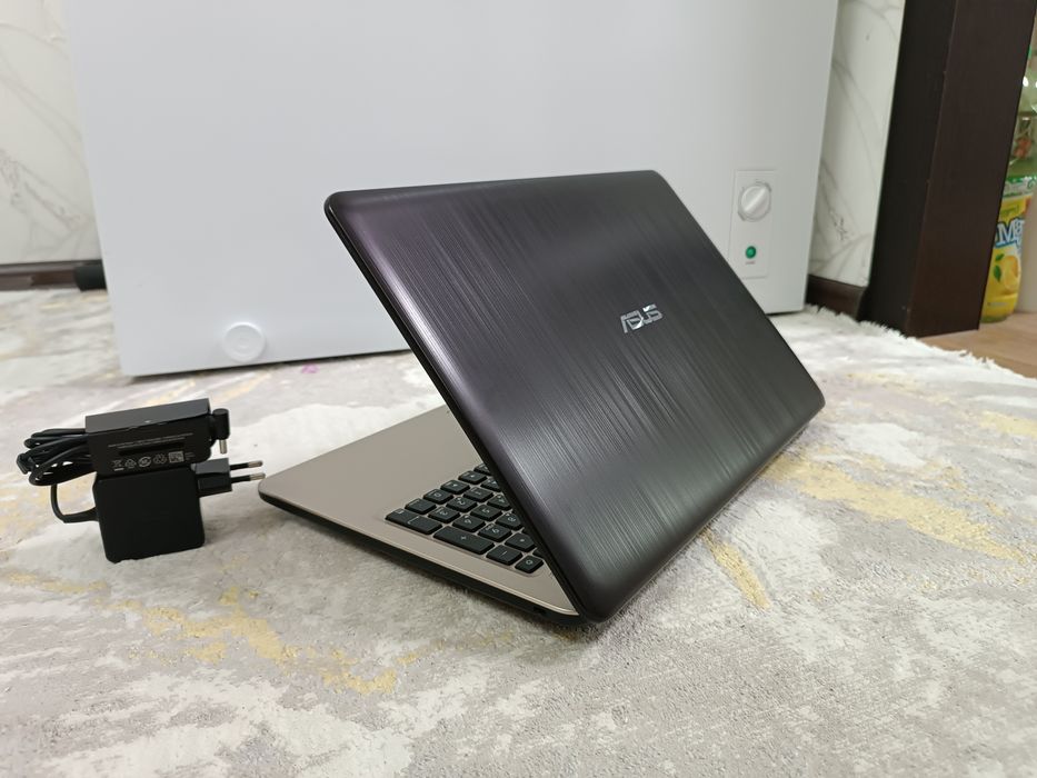 Ноутбук ASUS 4 ядерный.