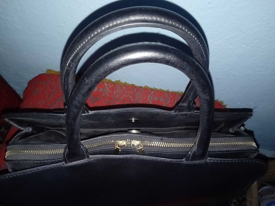 Дамска чанта от естествена кожа .