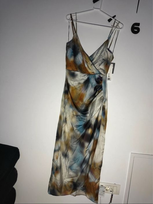 Rochie lunga de voal cu spatele gol si crapatura pe picior