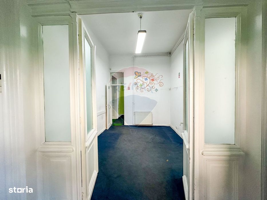 Spatiu comercial | doua cladiri, curte proprie | 300 mp |