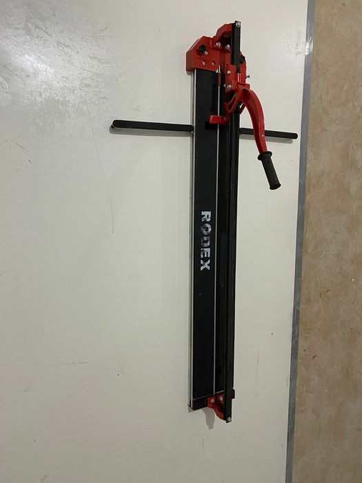 Ручной кафеля резко