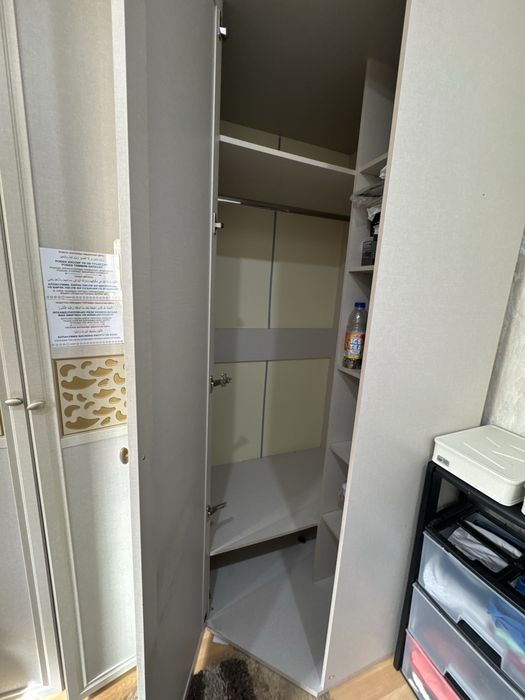 Шифонер тап таза есигинде айнасы бар