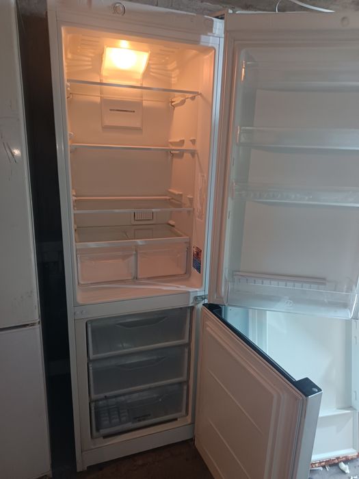 Продам холодильник Индизит нофрост