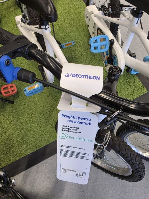 2 biciclete de copii fata si baiat aproape noi