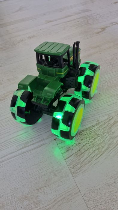 Jucarie Tractor JOHN DEERE Monster cu anvelope luminoase