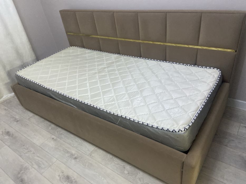 Продам кровать,с матрасом