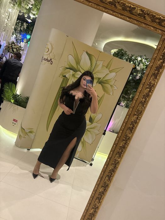 Rochie eleganta neagra cu pene si deschidere pe picior