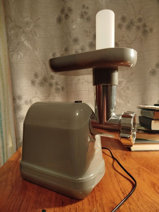 Электрическая мясорубка.