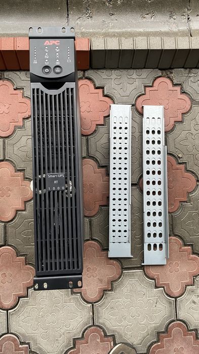 Продам Источник бесперебойного питания Smart UPS APC RT1000