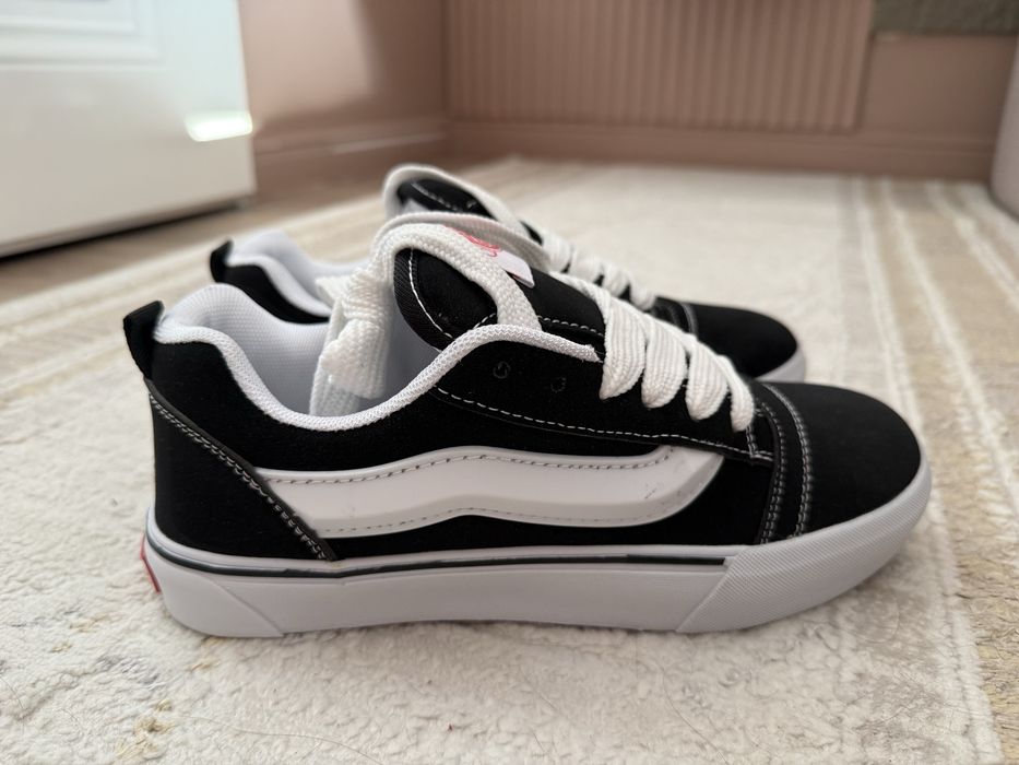 Продам чёрные дутые Vans