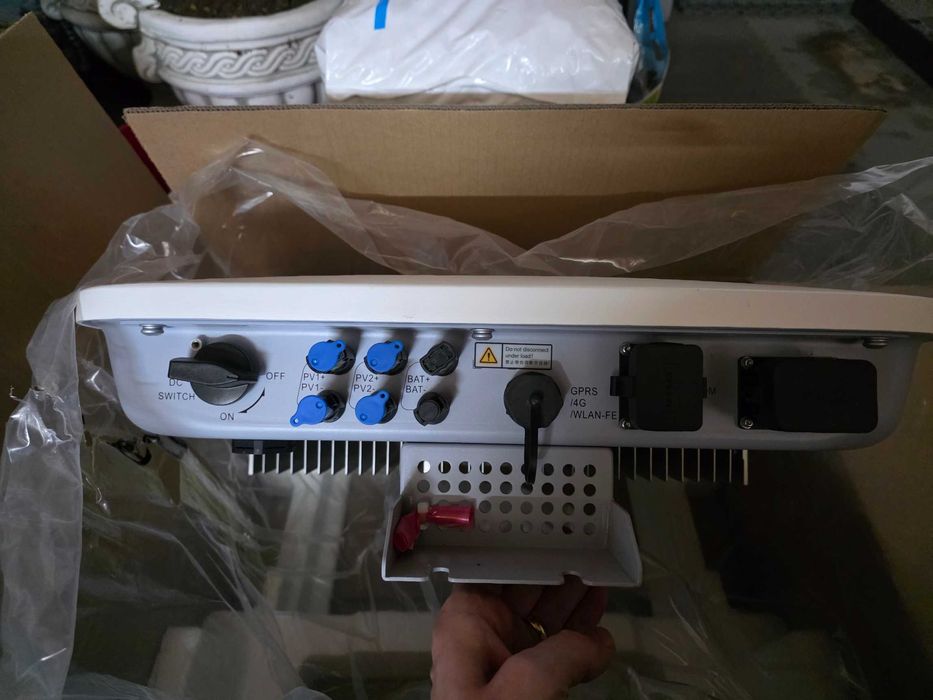 Invertor hibrid trifazat Huawei 8kW - SUN2000-8KTL-M1 cu modul WiFi