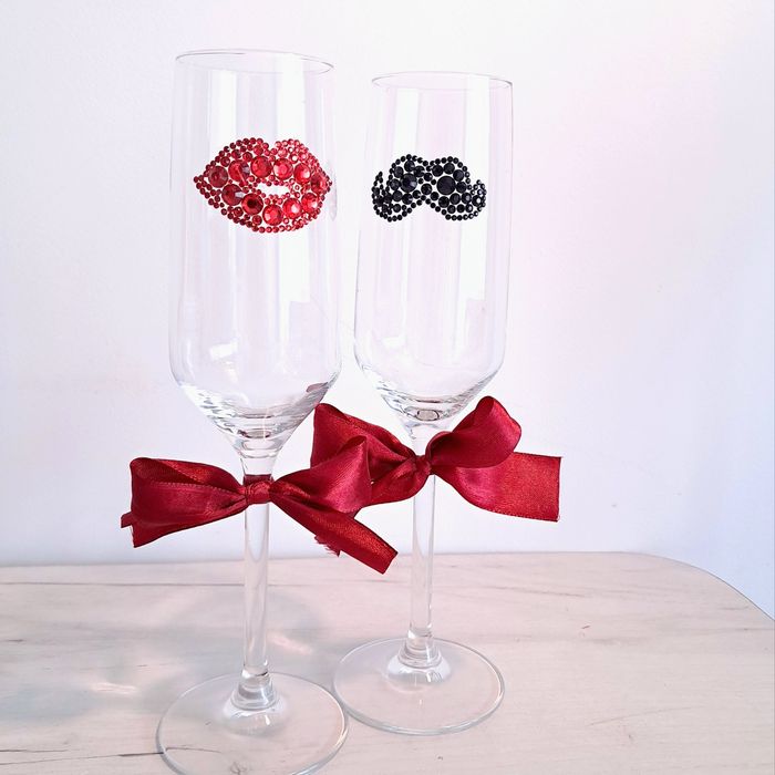 Сватбени ритуални чаши, ръчно украсени с кристални камъчета.