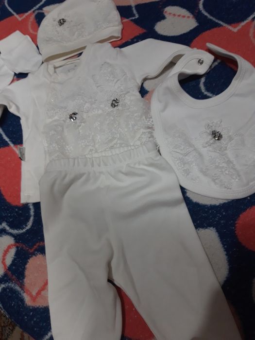 Продам костюмчик на выписку