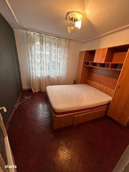 De vanzare apartament cu 3 camere cu balcon, in zona Cresei 65.000euro