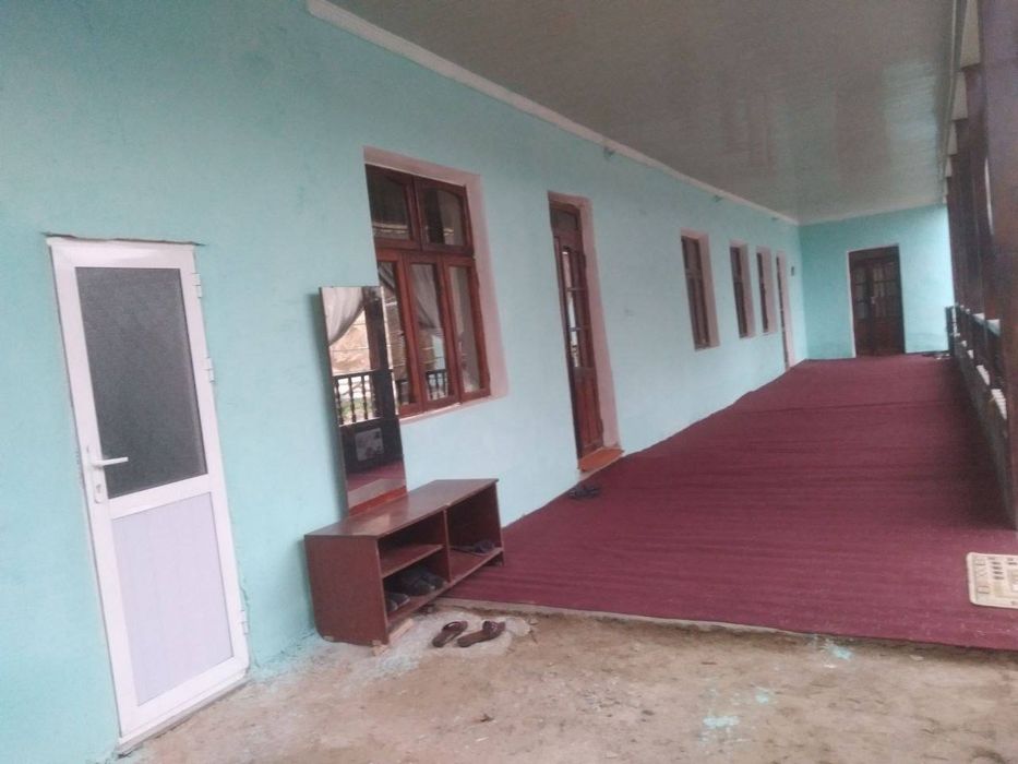 Xovli uy hsaxarda xama sharoyitlari bor yangi remontan chiqan