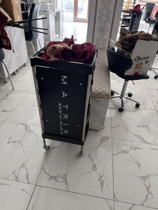 Зеркало с подсветкой, мебель, помошница и т.д. для салона красоты