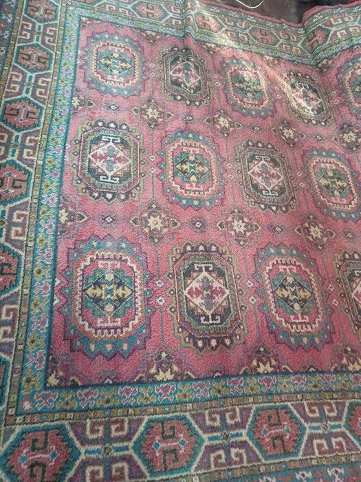 Продается  ковры 2 штуки   размером  2 х 3