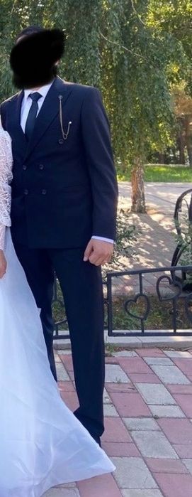 Продам класический костюм двубортный