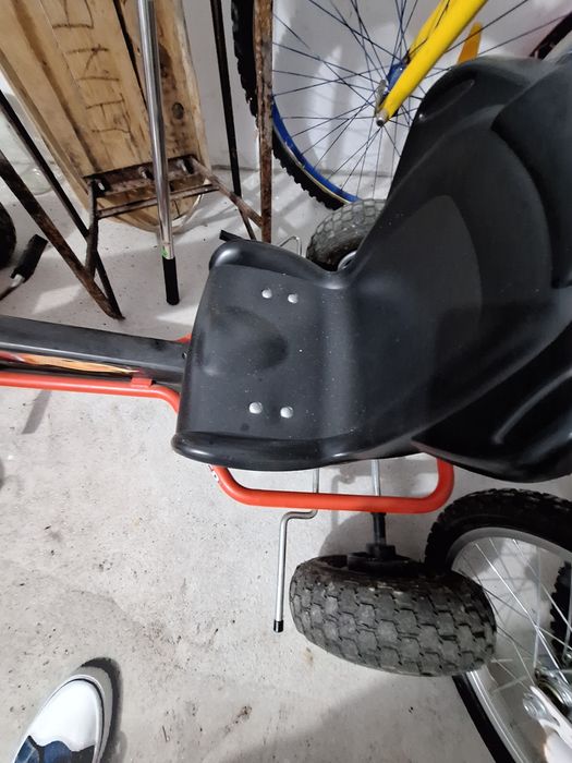 Kart pedale cadru metalic,scaun reglabil 2 poziții (6-12ani