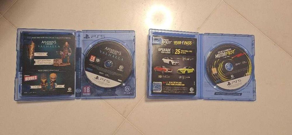 PS5 Slim (версия с дисково устройство), почти неизползвана, с 2 оригинални контролера, двойно зарядно устройство, 3 игри, стойка и оригиналната кутия.
