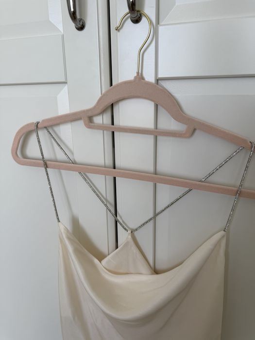 Бял и черен сатенен потник с блестящи презрамки HM