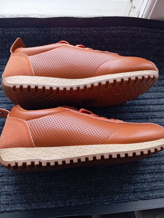 Аяқ киім сатылады.