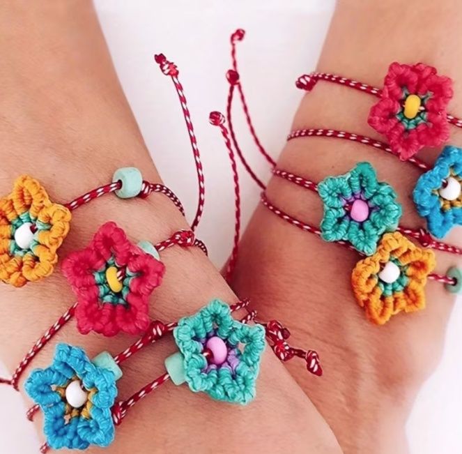 Ръчно изработени цветя, мартенички и дървени поставки за снимки