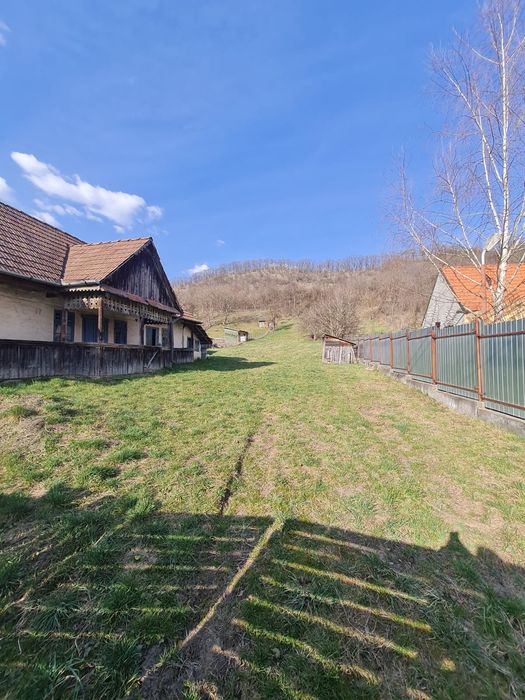 Casă țărănească cu utilități 1700 mp