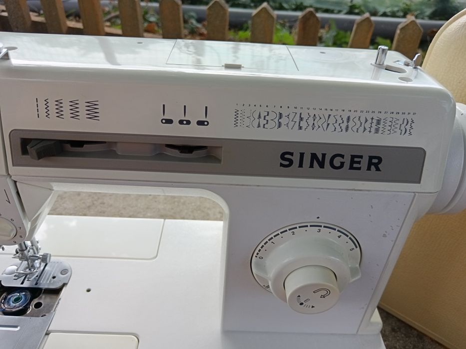 Mașina de cusut, electrica, cu pedală, SINGER
