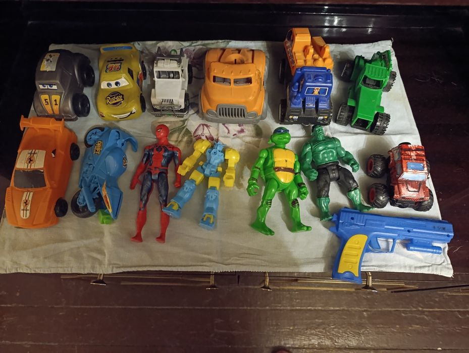 Игрушки для мальчика,пластмассовые машинки. См.все фото