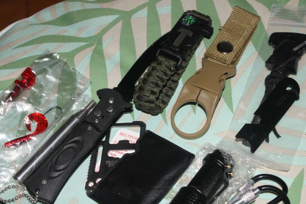 Комплект за оцеляване съставен от 27 части, два ножа, нов, SurvivalKit