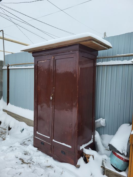 Обувница и шкаф для вещей.